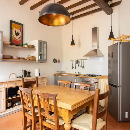 Unique With Private Terrace And Gothic Details דירה