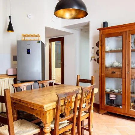 Unique With Private Terrace And Gothic Details דירה