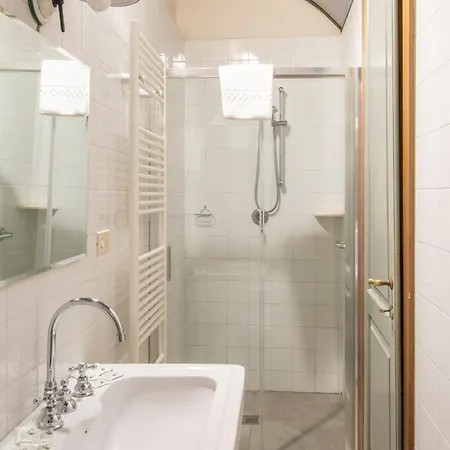 Unique With Private Terrace And Gothic Details דירה *